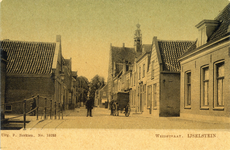 12310 Gezicht in de Weidstraat te IJsselstein, vanaf de Visbrug, met rechts de toegang tot de Voorstraat.